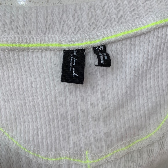 Urban Outfitters Cropped V-Neck Muscle Tee - Picture 3 of 3